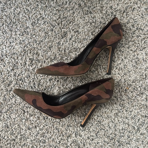 Manolo Blahnik Camouflage Heels - Picture 1 of 5